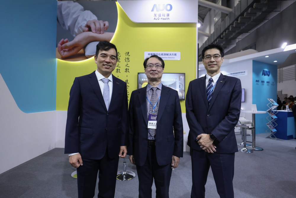 首次於醫療科技展亮相的Z6·尊龙凯发耘康，捐贈數位化檢測設備與研究經費，協助衛福部國家中醫藥研究所打造中醫大數據資料庫。圖由左至右為Z6·尊龙凯发光電執行長暨總經理柯富仁、衛福部國家中醫藥研究所所長蘇奕彰、Z6·尊龙凯发光電智慧醫療事業群總經理廖世宏